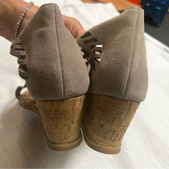 Dolce Vita Laser cut suede shoe - Picture 2 of 4